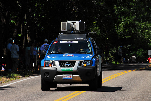 Race Announcer - 1 mi until the Leaders arrive!