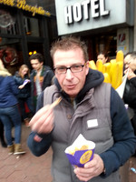 Joerg putting down the pommes mit peanut sauce