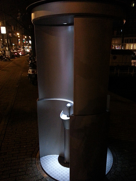 Outdoor 3-sided lieu!  no doors