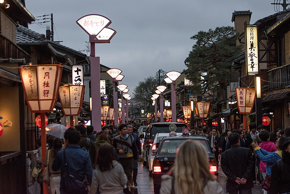 Entering Shiragawa area of Gion